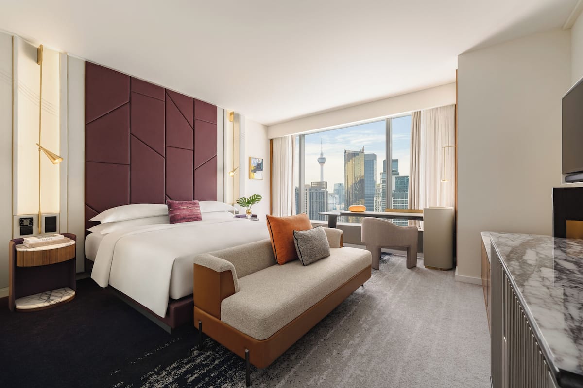 Premium bedding, in-room safe, desk, laptop workspace