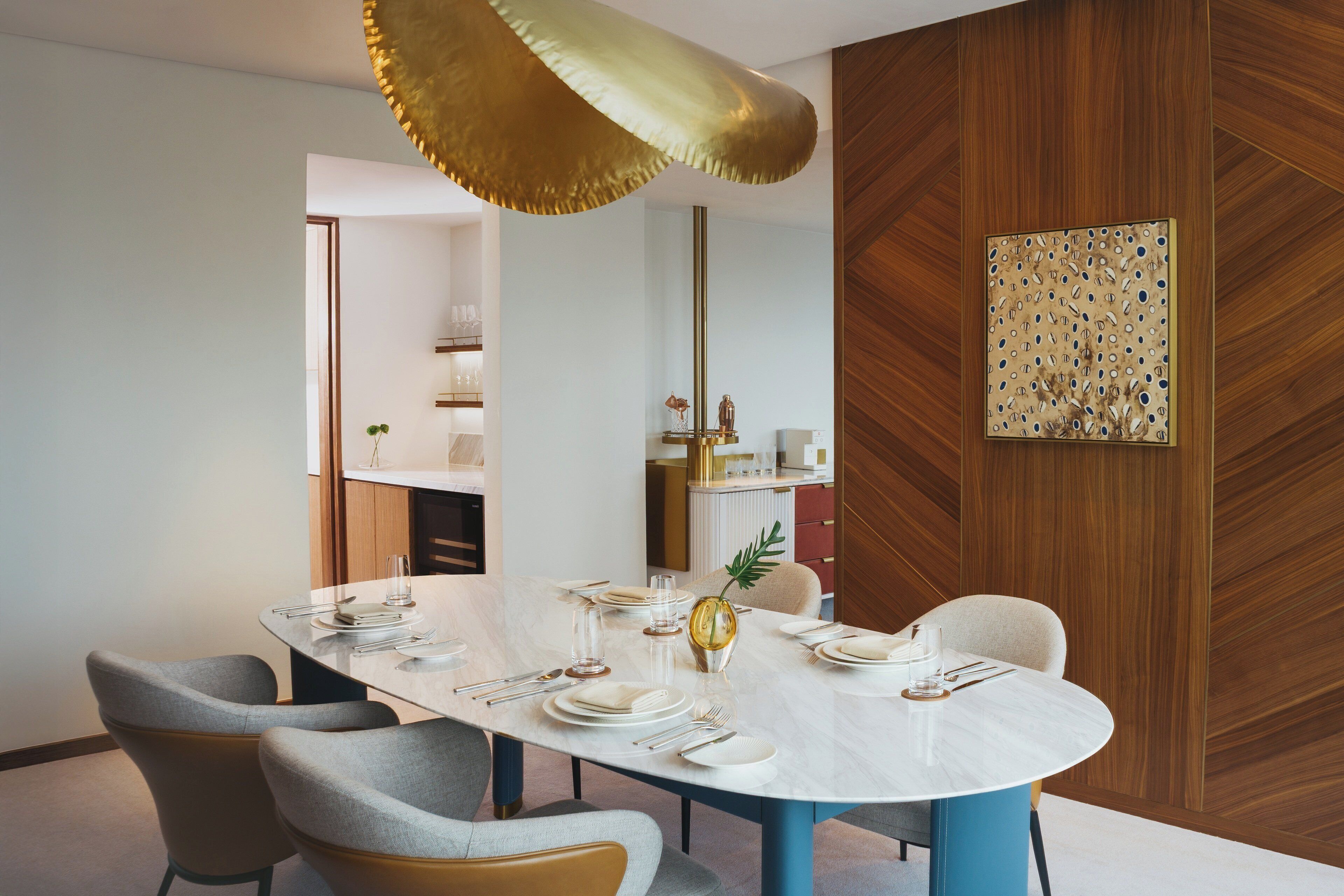 Ropa de cama de alta calidad y caja de seguridad en la habitación 