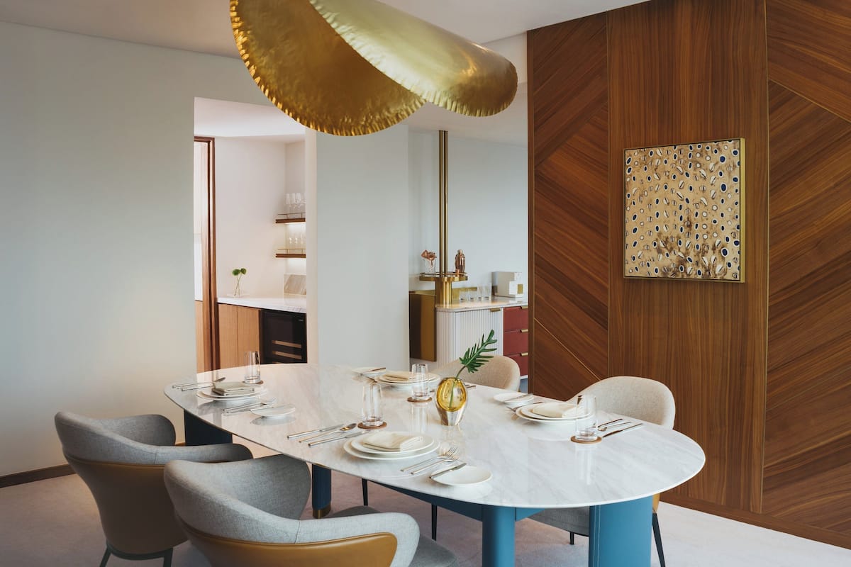 Sviitti | Ylelliset vuodevaatteet, tallelokero huoneessa, työpöytä