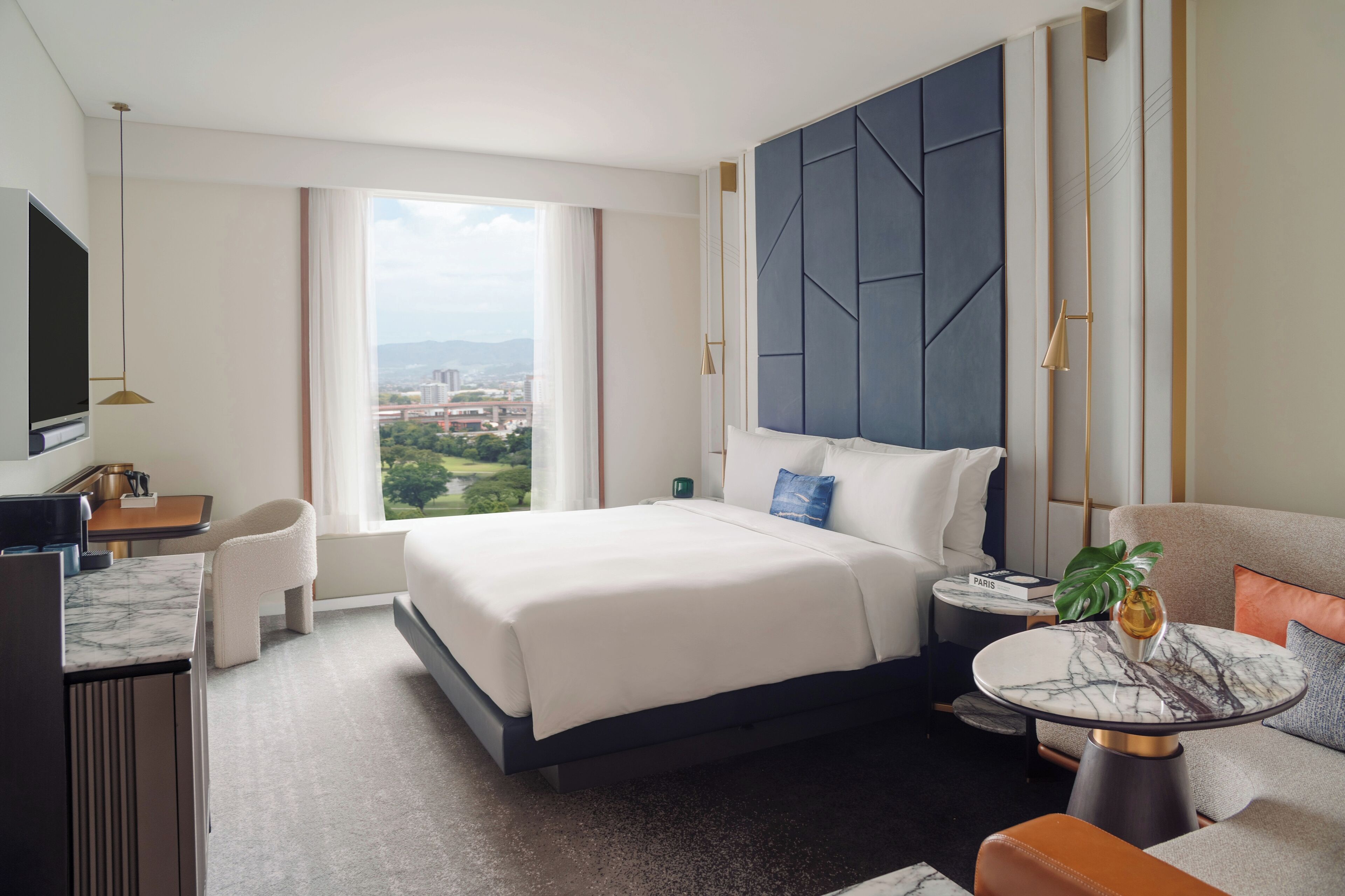 高級寢具、客房內保險箱、書桌、筆電工作空間