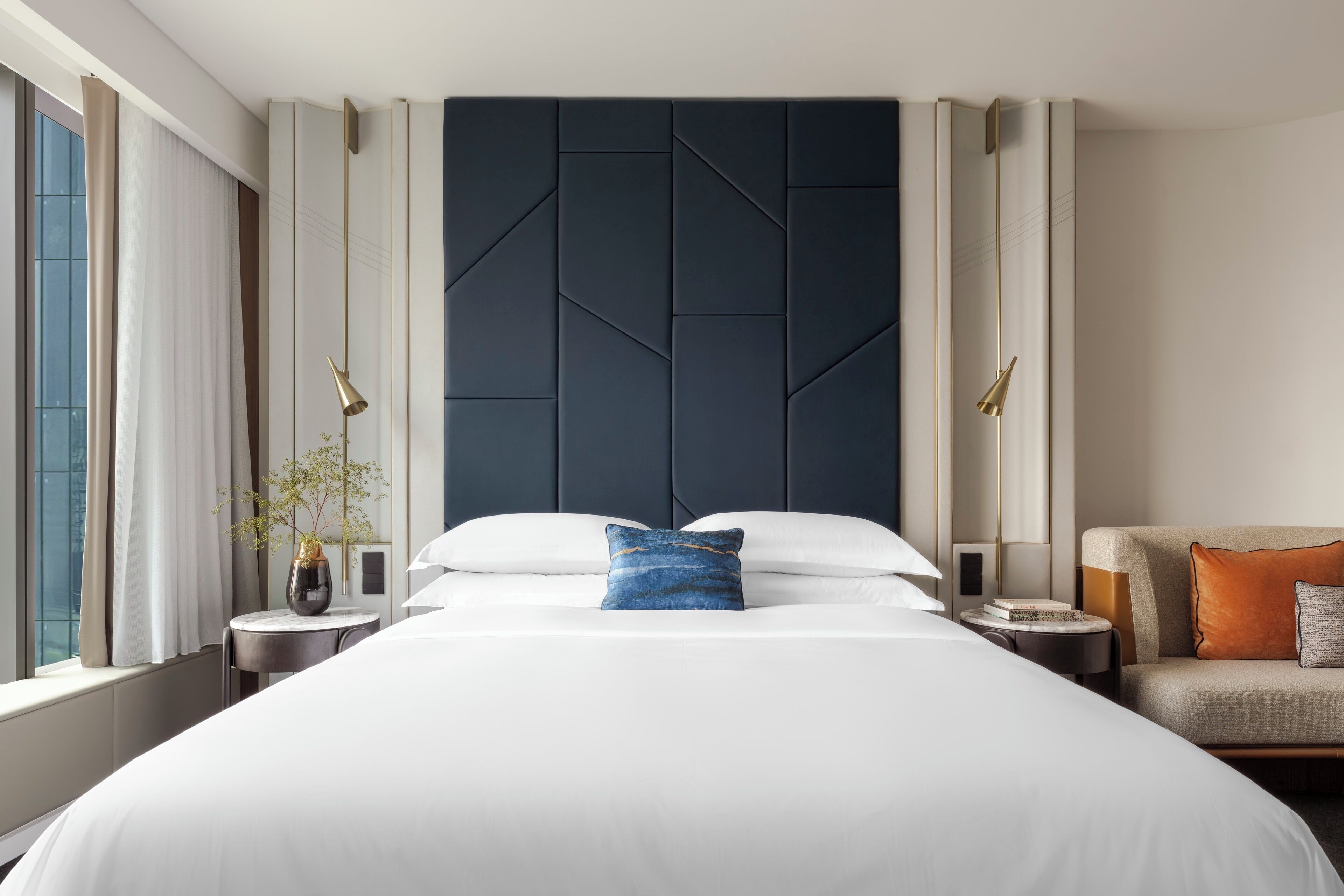 Sengetøy av topp kvalitet, safe på rommet og skrivebord