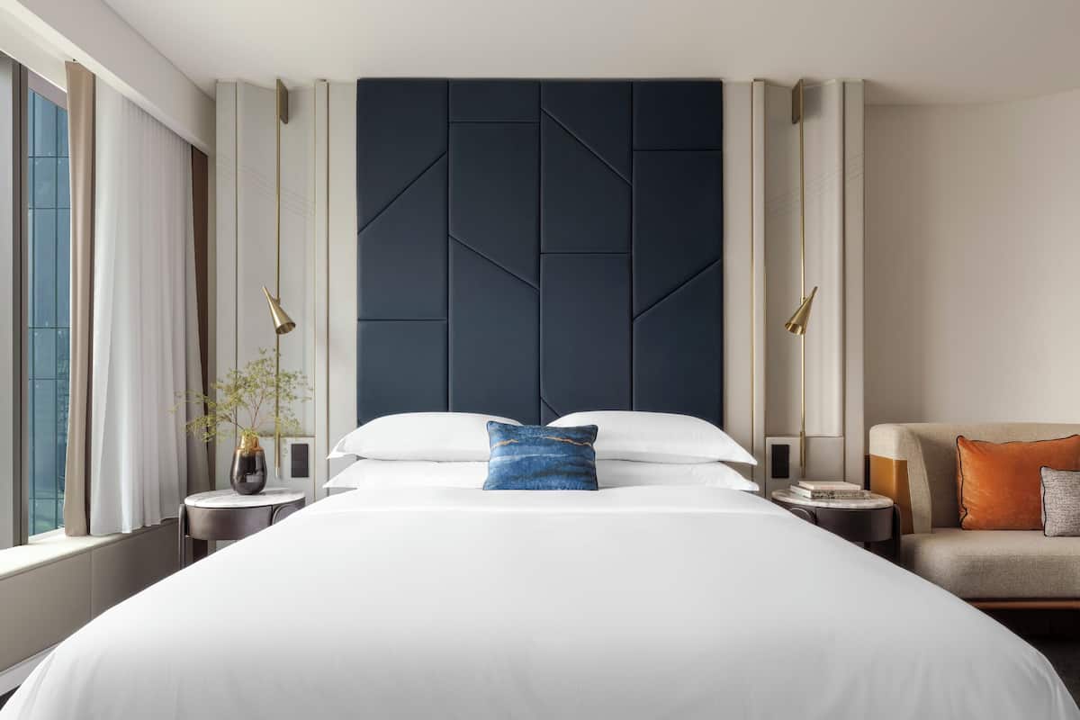 Sengetøy av topp kvalitet, safe på rommet og skrivebord