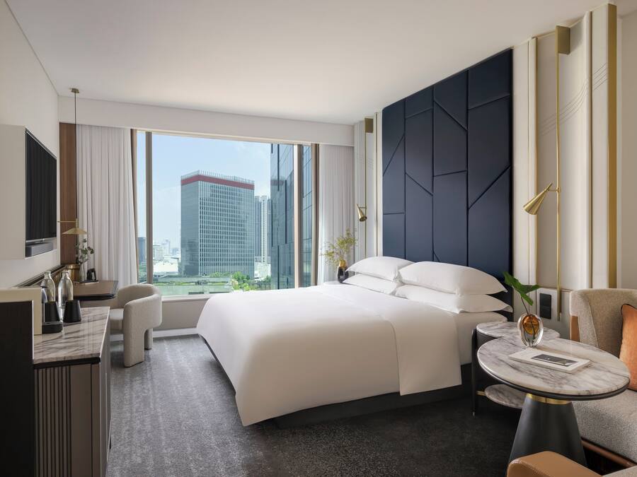 Premium bedding, in-room safe, desk, laptop workspace
