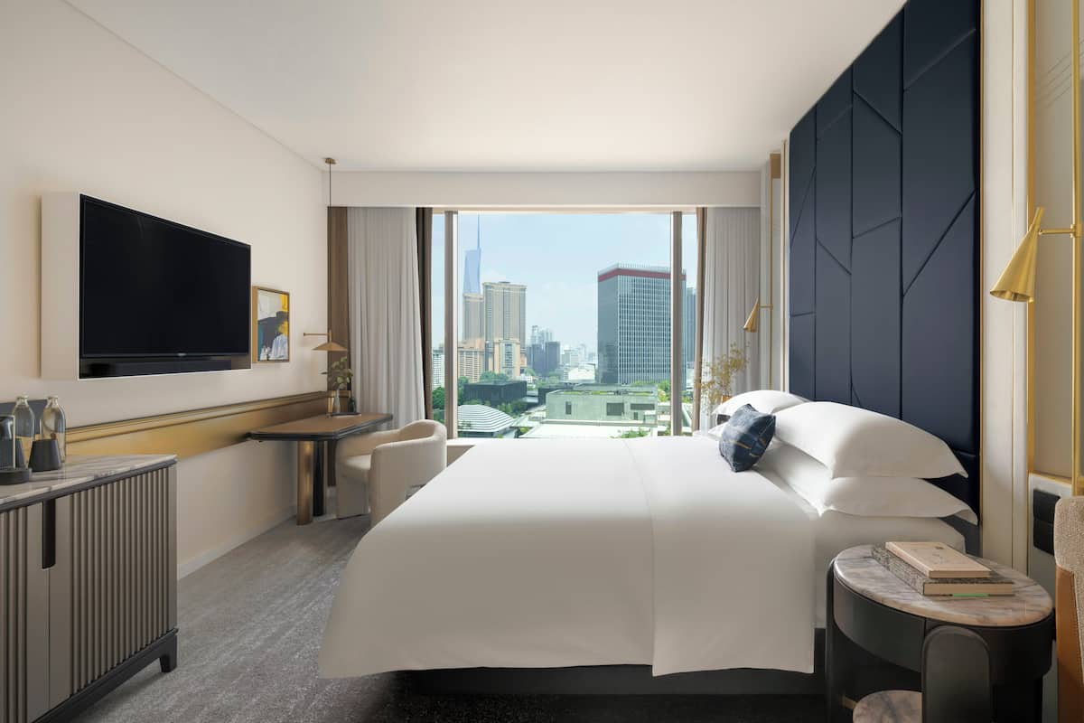Roupas de cama premium, cofres nos quartos, escrivaninha