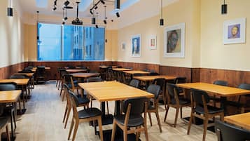 3 restaurants; breakfast, lunch, dinner, and brunch served