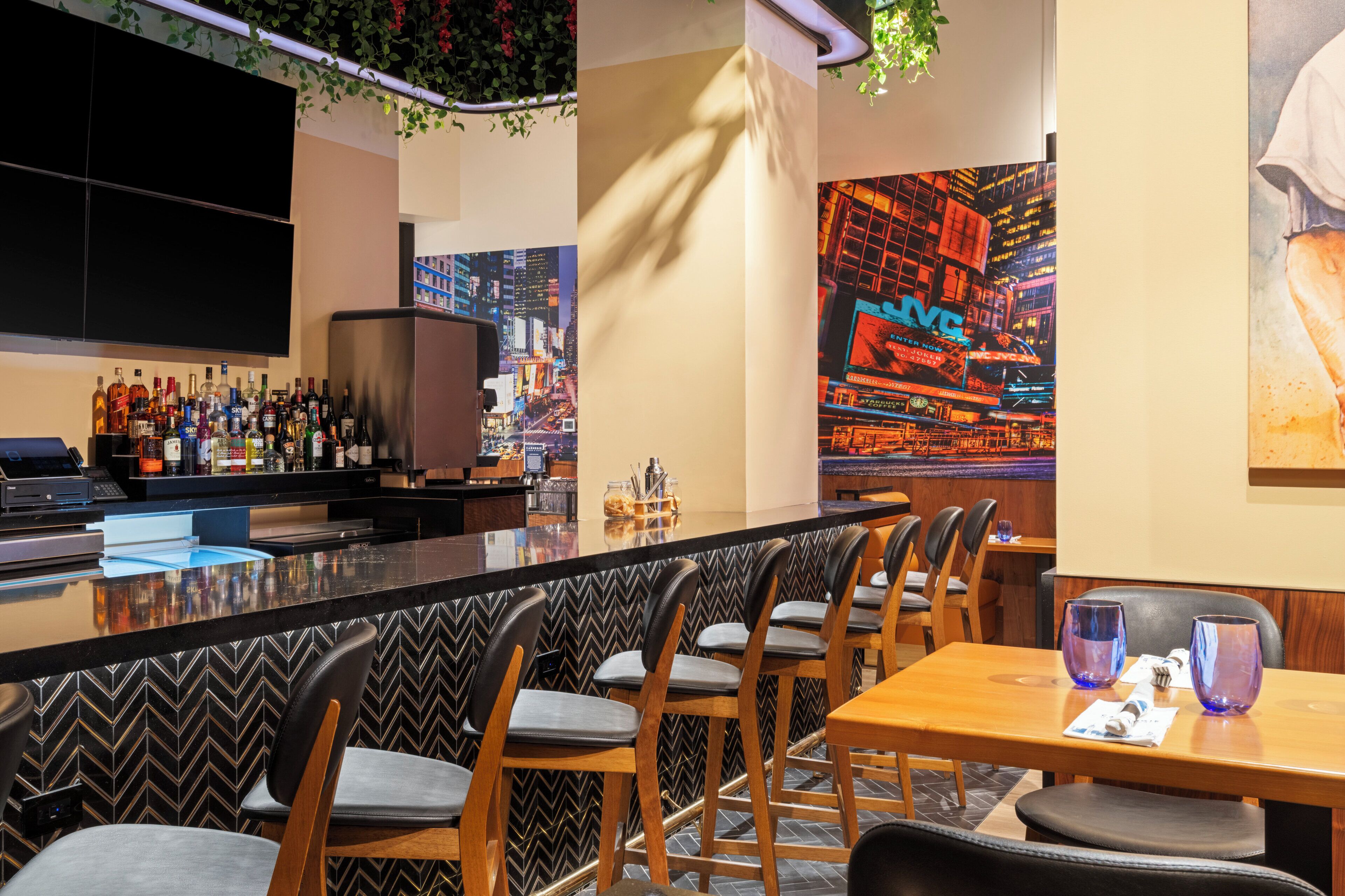 3 restaurants, spécialités Cuisine à base de sushi
