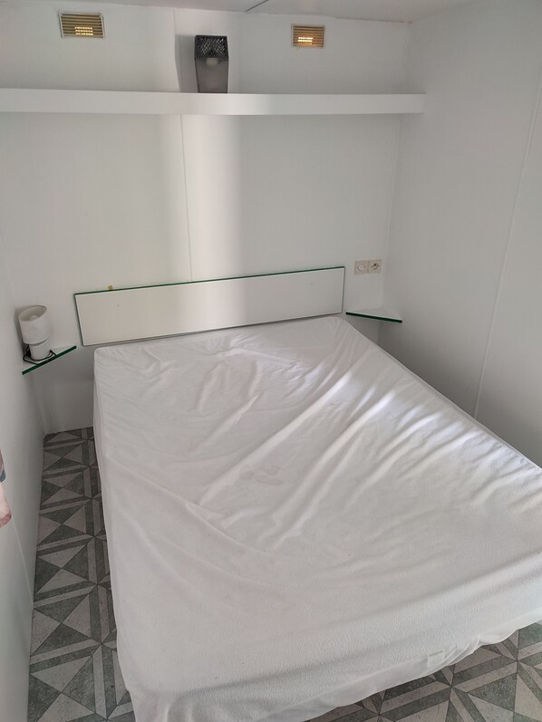 2 bedrooms, travel crib, WiFi