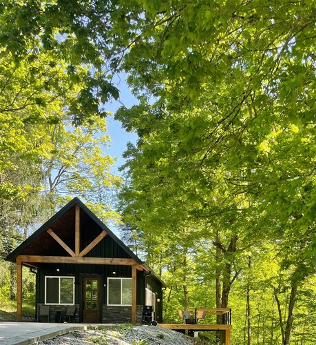 Nash’s cabin in Leitchfield that is Pet Friendly, WIFI, w/ Creek.