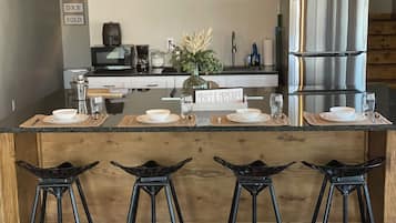 Frigorífic, microones, placa de cuina i cafetera i tetera