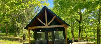 Nash’s cabin in Leitchfield that is Pet Friendly, WIFI, w/ Creek.