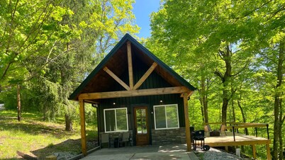 Nash’s cabin in Leitchfield that is Pet Friendly, WIFI, w/ Creek.