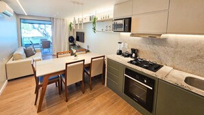 Una cocina moderna con comedor, electrodomésticos integrados y vistas al exterior.