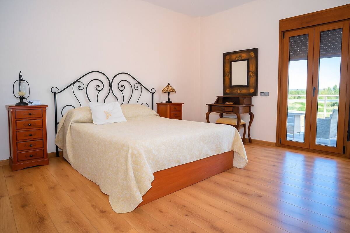 Suite Deluxe, vistes al camp de golf | 6 dormitoris i espai de treball apte per a portàtils 