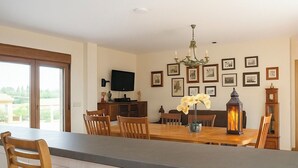 Deluxe Suite, Golf View | Living area