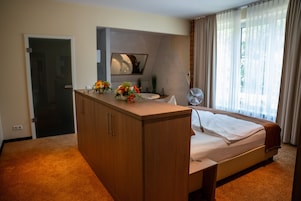 Suite Deluxe, accesible para personas con discapacidad, baño privado | Caja fuerte, escritorio, espacio para trabajar con un portátil