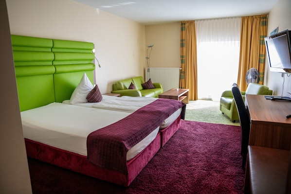 Caja de seguridad en la habitación y escritorio