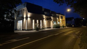 Un bâtiment doté d’un toit plat, de nombreuses fenêtres et d’une enseigne sur laquelle on peut lire « Vignoble ».