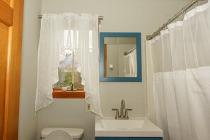 Shower, hair dryer, bidet, towels - Catskills Escape - Stunning View& Privacy (Acra)