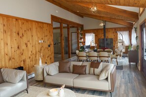 Smart TV, fireplace, books, music library