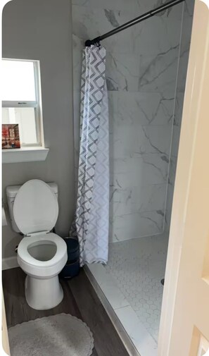 SĂšche-cheveux, serviettes fournies, savon, papier toilette