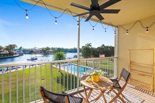 Charming 2-bedroom condo w/ waterfront views 1 mile from Deerfield Beachfront