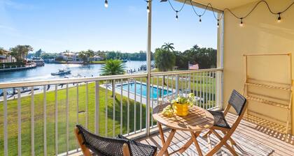 Charming 2-bedroom condo w/ waterfront views 1 mile from Deerfield Beachfront