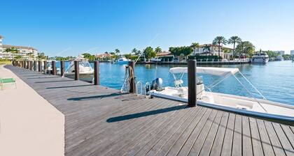 Charming 2-bedroom condo w/ waterfront views 1 mile from Deerfield Beachfront