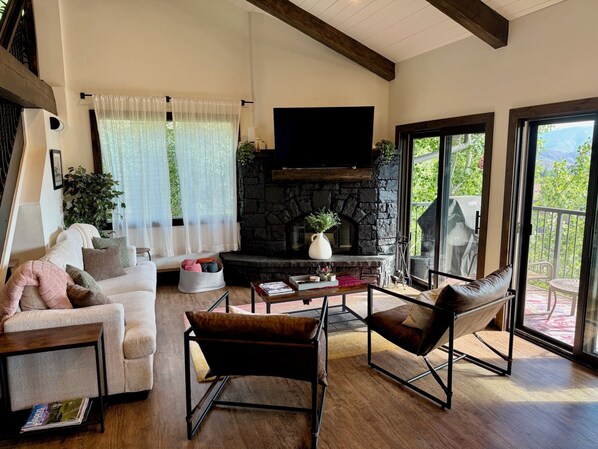 Smart TV, lareira, pebolim, aparelho de som