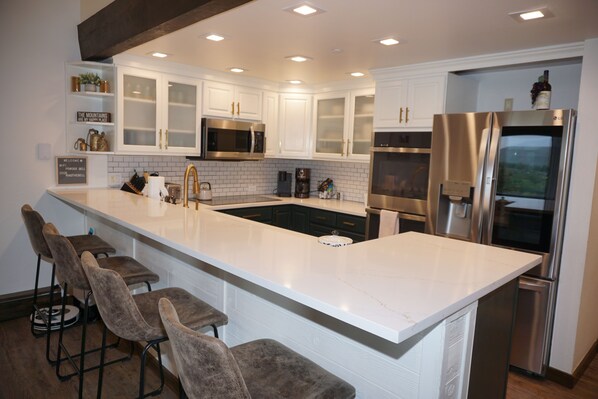 Kühlschrank, Mikrowelle, Ofen, Herdplatte