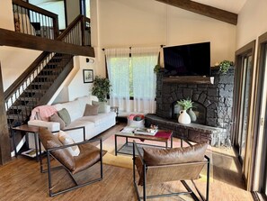 Una Smart TV, una chimenea, un futbolín, un reproductor estéreo