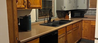 Colleens  2-bedroom house in Rock Falls with AC, WiFi.