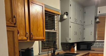 Colleens 2-bedroom house in Rock Falls with AC, WiFi.
