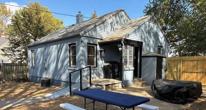 Colleens 2-bedroom house in Rock Falls with AC, WiFi.