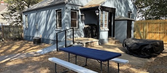 Colleens 2-bedroom house in Rock Falls with AC, WiFi.