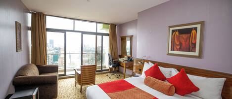 Habitació doble júnior, vistes a la ciutat | Cobrellits, matalassos d'escuma viscoelàstica i escriptori