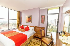 Habitación doble junior, vista a la ciudad | Edredón, camas con efecto memoria y escritorio 