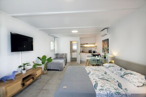 4 bedrooms, iron/ironing board, WiFi, bed sheets