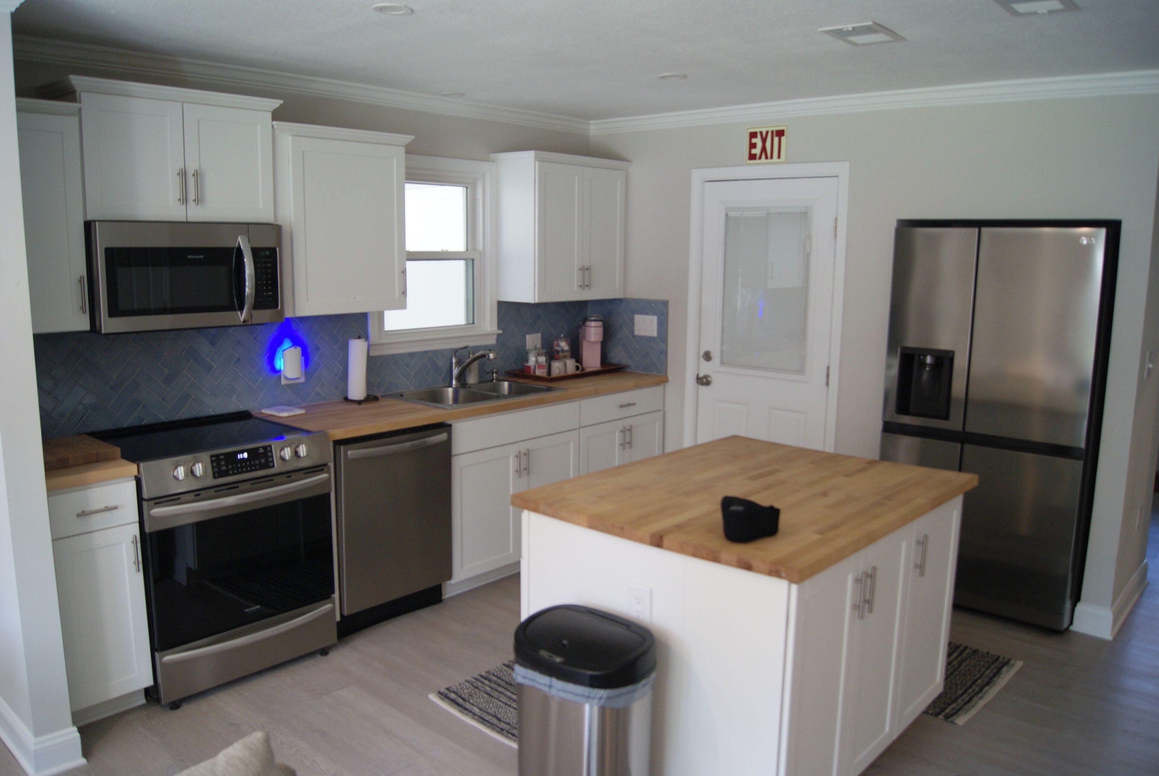 Micro-ondes, four, plaque de cuisson, lave-vaisselle