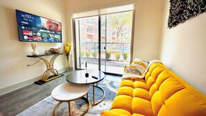 Una Smart TV, una chimenea