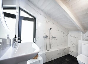 Deluxe maisonnette, uitzicht op zee | Badkamer