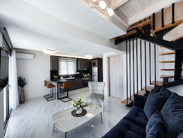 Duplex luxo, vista para o mar | Área de estar | TV