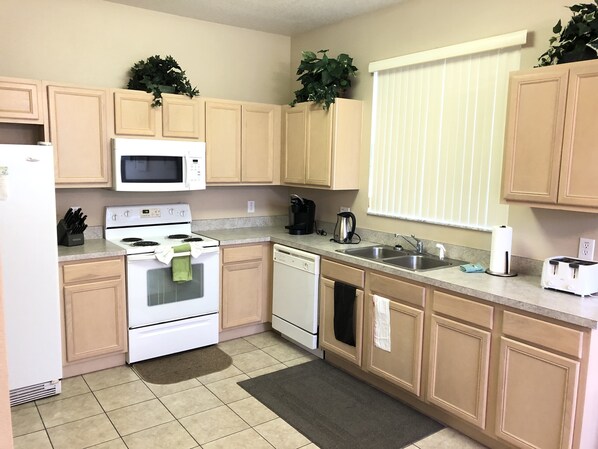 Kühlschrank, Mikrowelle, Ofen, Geschirrspüler