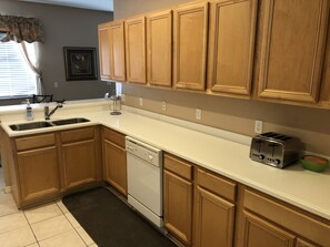 Kühlschrank, Mikrowelle, Ofen, Geschirrspüler