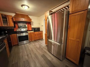 Fridge, microwave, oven, stovetop - Renton Gem: 2BR Near Airport, Landing, Southcenter, Bellevue, Seattle (Renton)