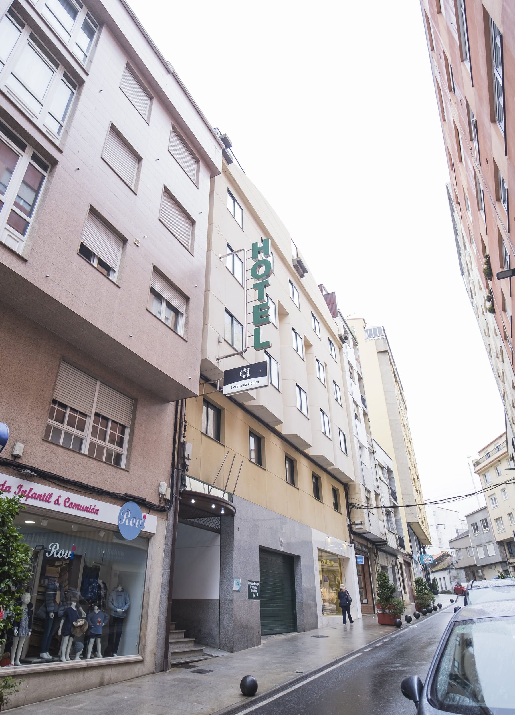 Un bâtiment d’hôtel avec une enseigne indiquant « HÔTEL » et « Hotel Alde Ribeira ».