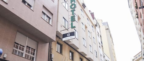 A hotel building with a sign reading "HOTEL" and "hotel alde ribeira".