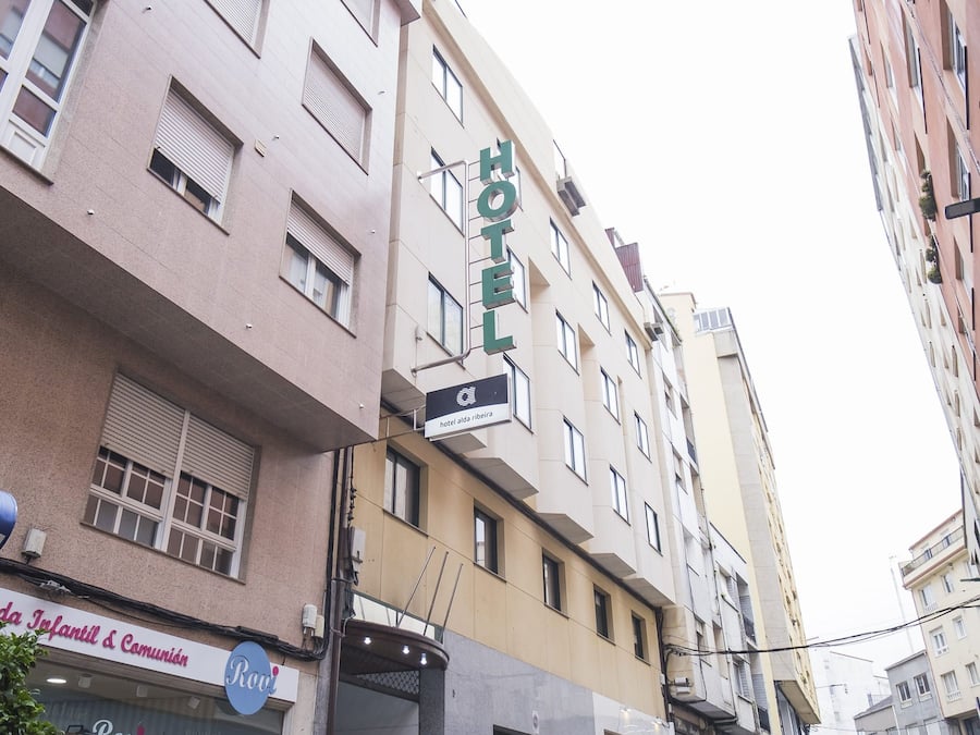 A hotel building with a sign reading "HOTEL" and "hotel alde ribeira".