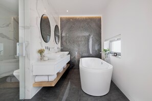 Doccia, asciugacapelli, asciugamani, sapone