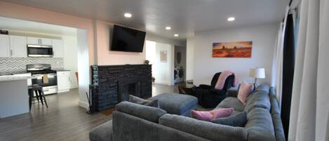 Smart-tv, een open haard, videospelletjes en tafelvoetbal