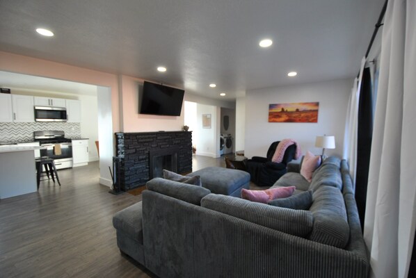 Smart TV, fireplace, video games, foosball - Valentine Retreat, 3 BD, 2 BATH (Orem)